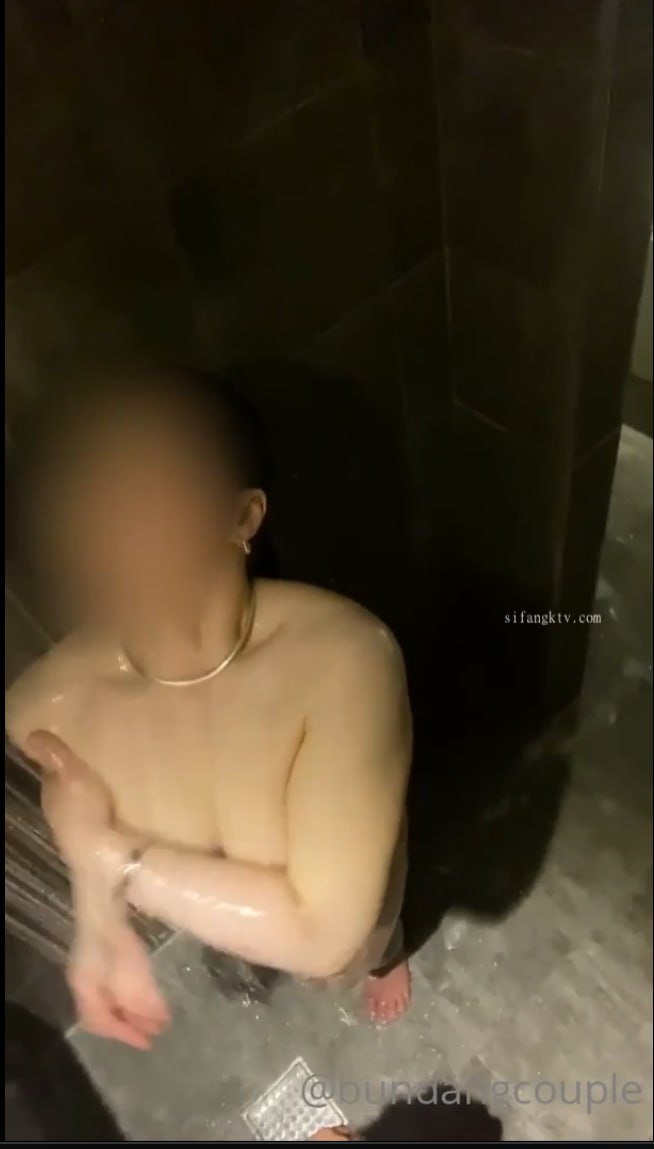 巨乳网红找了萌妹子示范假屌的自爽招式！！先用跳蛋暖暖穴〜